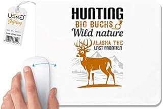 قاعدة ماوس بطباعة عبارة «Hunting Big Bucks Wild Nature Alaska The Last Frontier» مستوحاة من الصيد، بتصميم مناسب للكمبيوتر الشخصي والمكتبي واللاب توب، مقاس 230×200×5 ملم بلون ابيض من يو دي ان اي جي