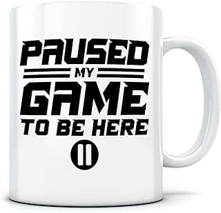 مج للقهوة والشاي بتصميم عبارة "I Paused My Game to Be Here" - لمحبي جهاز ألعاب الفيديو الرقمية مقاس واحد، أبيض