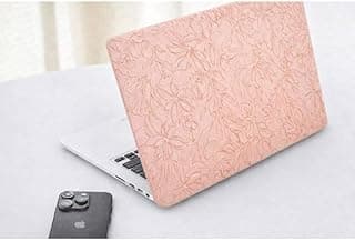 جراب لابتوب بنقشة زهور بارزة لجهاز ابل MacBook Air مقاس 15 بوصة (2023–2025، M2/M3/M4) – غطاء حماية صلب ونحيف متوافق مع A2941 / A3114 / A3241 – مطفي (ذهبي وردي)