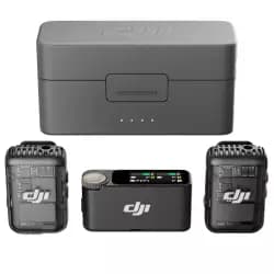 ميكروفون DJI Mic 2 (عدد 2 مرسل + 1 مستقبل + علبة شحن)، نظام ميكروفون لاسلكي متكامل، إلغاء ضوضاء ذكي، تسجيل داخلي 32-bit، مدى 250 متر، للايفون والاندرويد والكاميرا